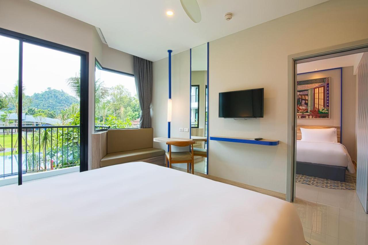 Superior Pool View Room